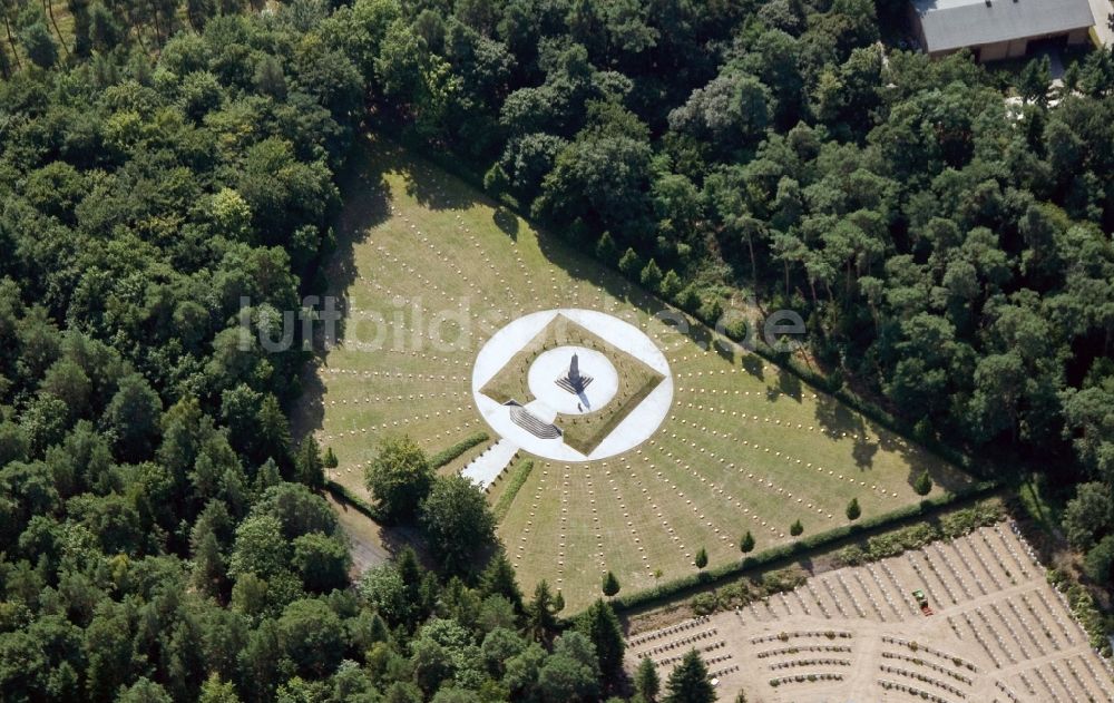 Luftaufnahme Stahnsdorf - Der italienische Soldatenfriedhof in Stahndorf im Bundesland Brandenburg