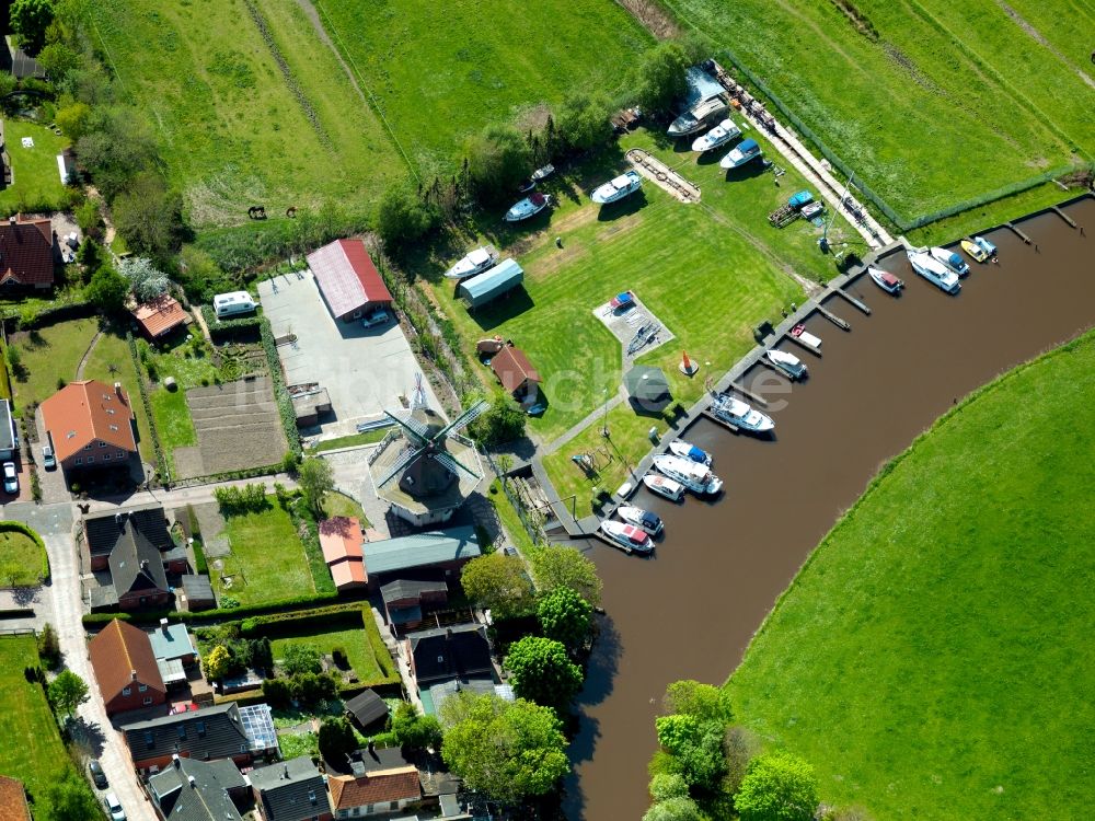 Emden aus der Vogelperspektive: Der Jachthafen und die Mühle im Stadtteil Larrelt in Emden im Bundesland Niedersachsen