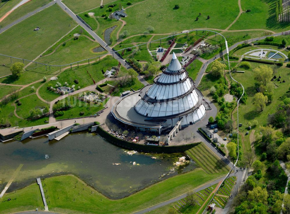 Luftbild Magdeburg - Der Jahrtausendturm in Magdeburg am Angersee