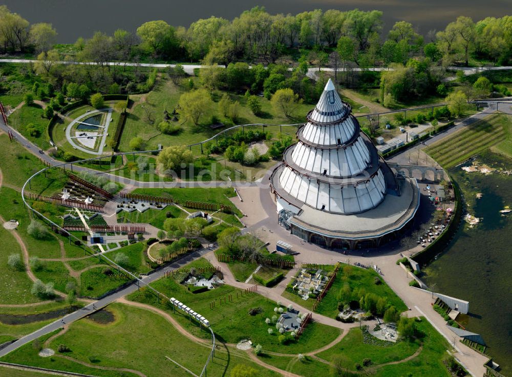 Luftaufnahme Magdeburg - Der Jahrtausendturm in Magdeburg am Angersee