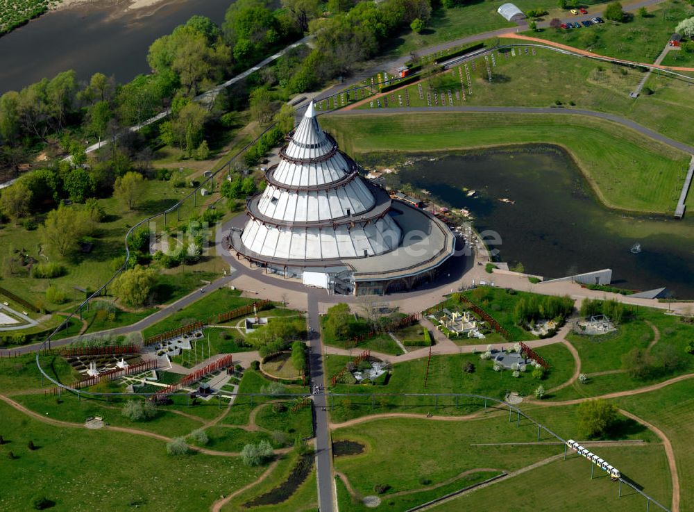 Magdeburg von oben - Der Jahrtausendturm in Magdeburg am Angersee