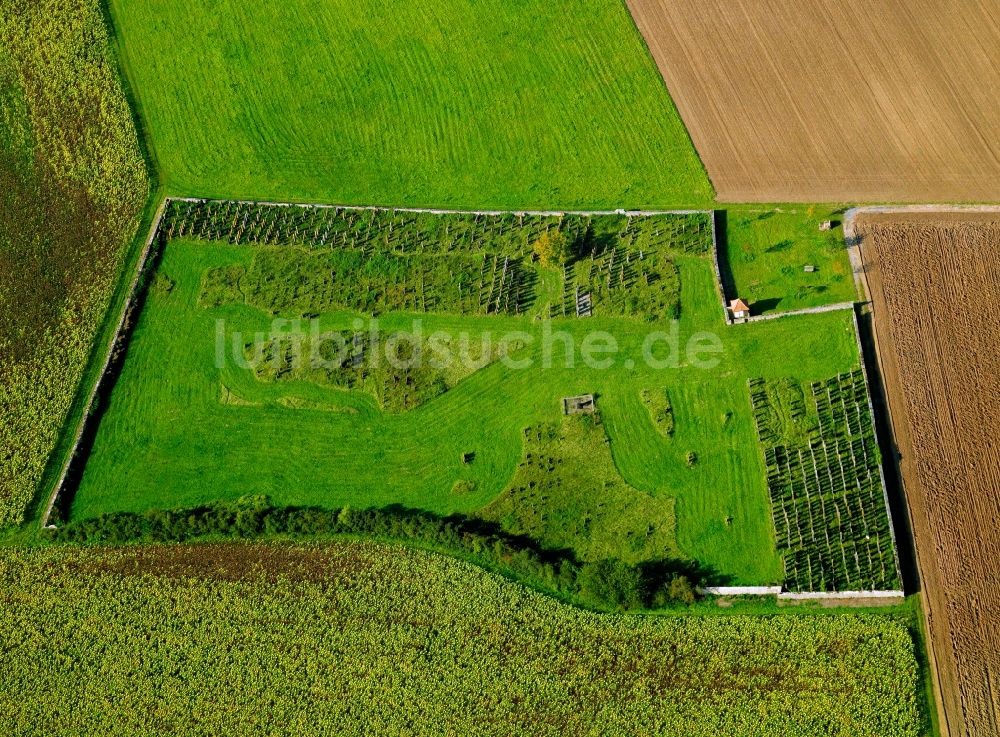 Luftbild Maibernheim - Der jüdische Friedhof in Maibernheim im Landkreis Kitzingen in Unterfranken in Bayern