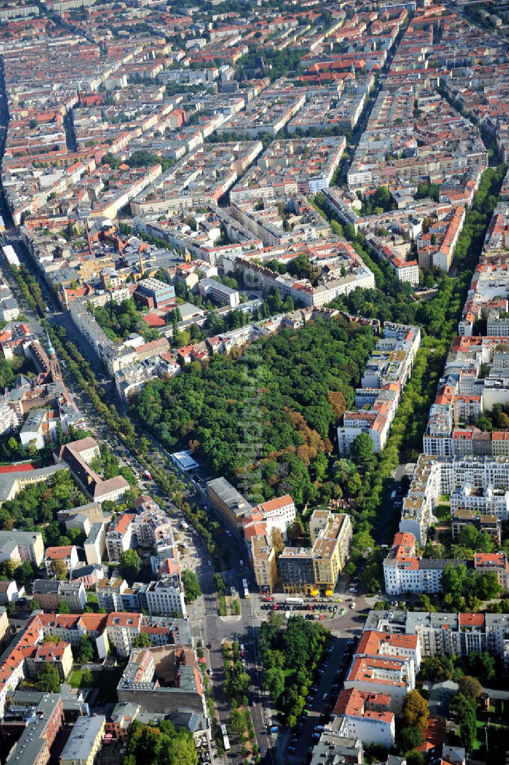 Berlin Prenzlauer Berg aus der Vogelperspektive: Der jüdische Friedhof an der Schönhauser Allee in Berlin-Prenzlauer Berg