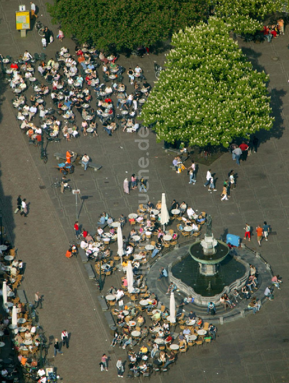 Aachen aus der Vogelperspektive: Der Karlsbrunnen in Aachen