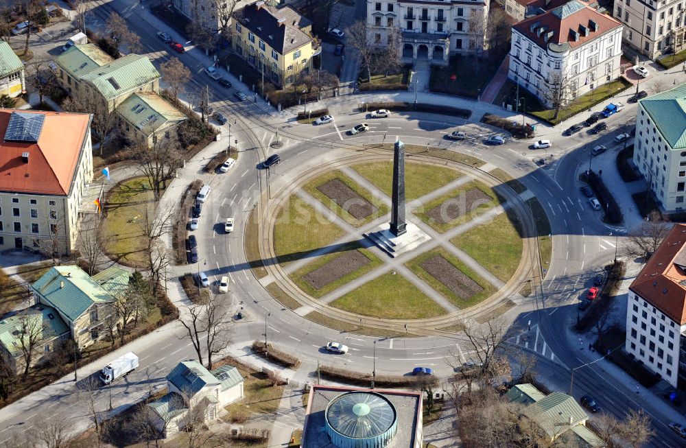 München von oben - Der Karolinenplatz mit Obelisk in München