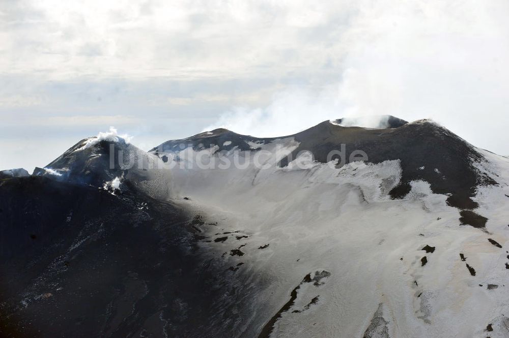 Atna von oben - Der Krater des Vulkan Ätna auf Sizilien in Italien