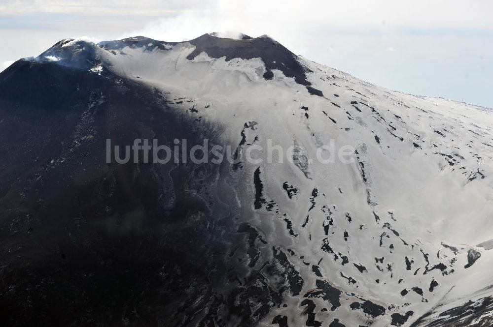 Atna von oben - Der Krater des Vulkan Ätna auf Sizilien in Italien