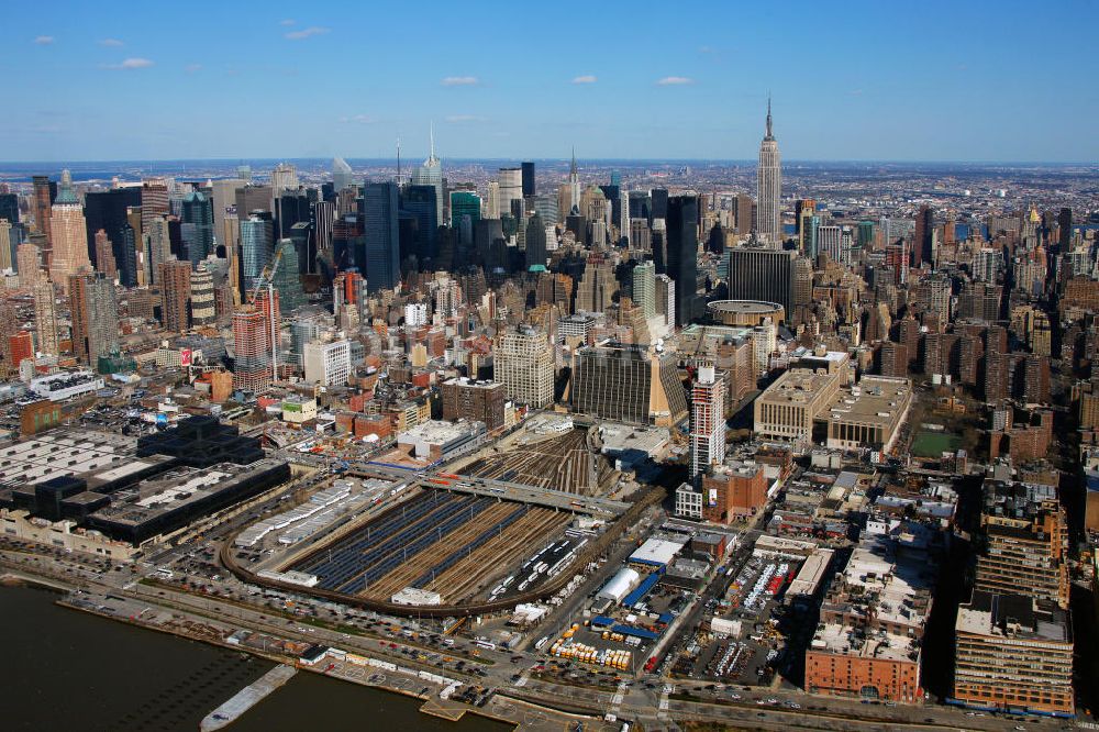 Luftaufnahme New York - Der LIRR West Side Betriebshof für Züge im Stadtteil Manhattan von New York