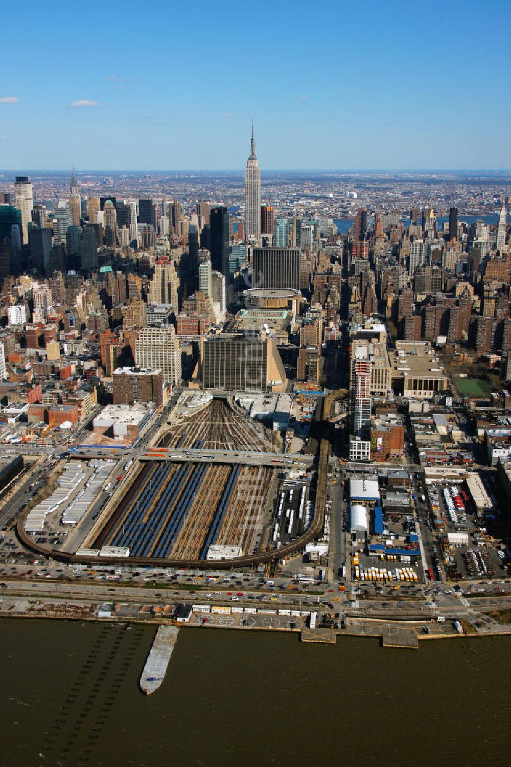 New York von oben - Der LIRR West Side Betriebshof für Züge im Stadtteil Manhattan von New York