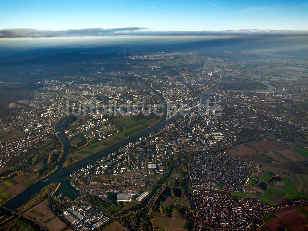 Luftaufnahme Mannheim - Der Mannheimer Hafen und der Ludwigshafener Rheinhafen in Mannheim und Ludwigshafen im Bundesland Baden-Württemberg