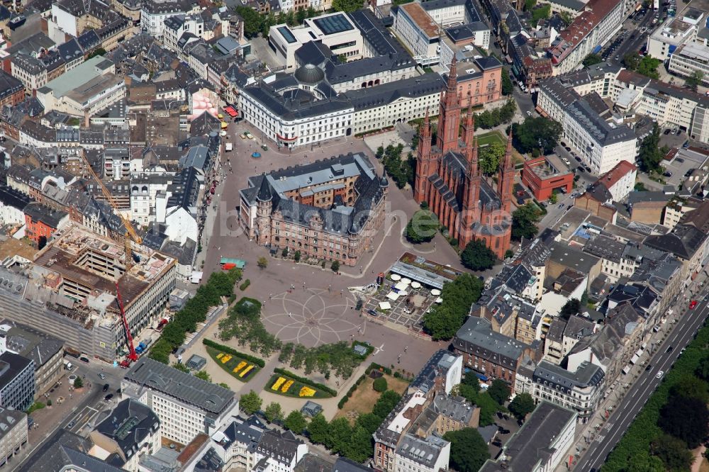 Wiesbaden aus der Vogelperspektive: Der Marktplatz und die Marktkirche in Wiesbaden im Bundesland Hessen