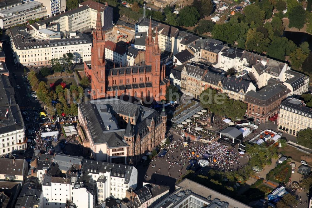 Luftbild Wiesbaden - Der Marktplatz und die Marktkirche in Wiesbaden im Bundesland Hessen