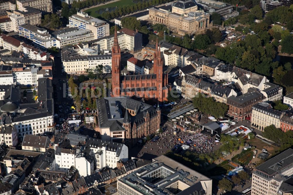 Luftaufnahme Wiesbaden - Der Marktplatz und die Marktkirche in Wiesbaden im Bundesland Hessen