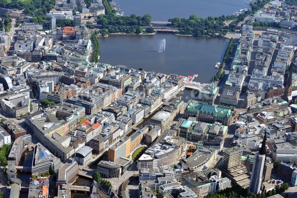 Hamburg aus der Vogelperspektive: Der Michel, die Kirche Sankt Michaelis in Hamburg