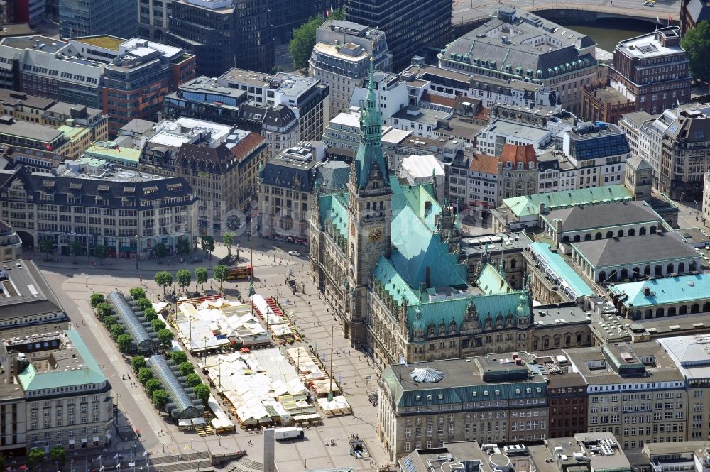 Luftbild Hamburg - Der Michel, die Kirche Sankt Michaelis in Hamburg