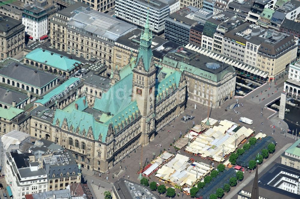 Hamburg aus der Vogelperspektive: Der Michel, die Kirche Sankt Michaelis in Hamburg