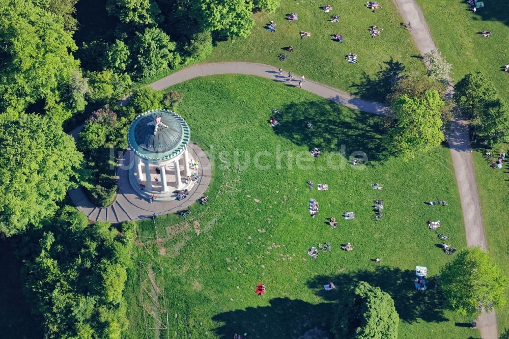 Luftaufnahme München - Der Monopteros Rundtempel im Englischen Garten in München