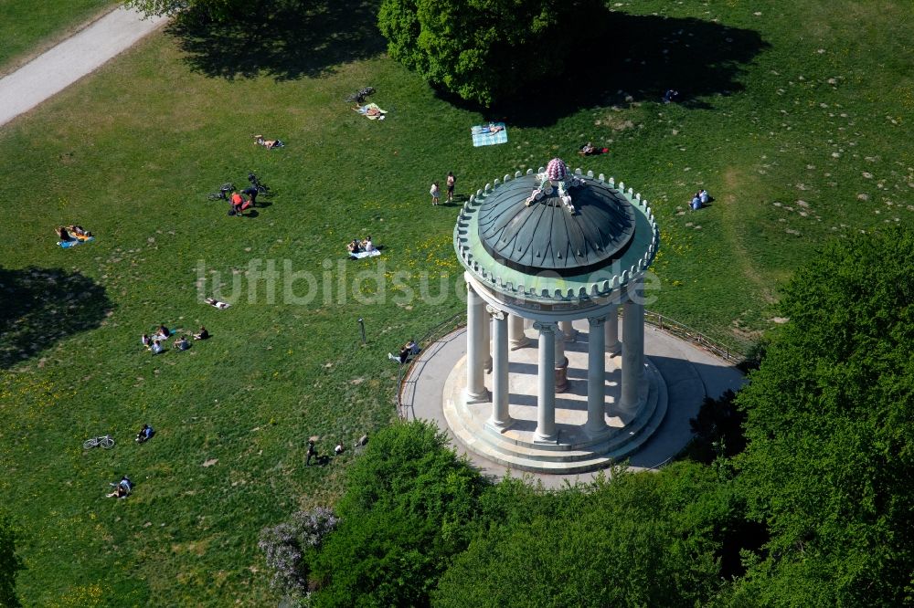 München von oben - Der Monopteros Rundtempel im Englischen Garten in München