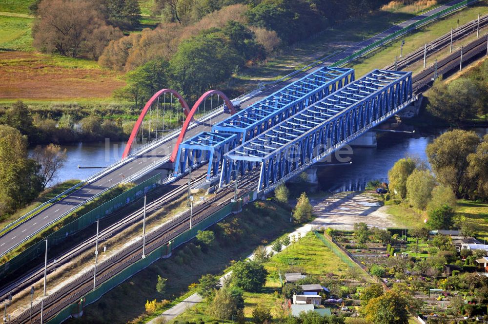 Rathenow von oben - Der Neubau der Eisenbahn- und Straßenüberführung Havelbrücke in Rathenow