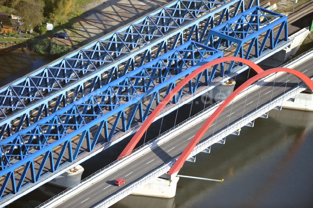 Rathenow aus der Vogelperspektive: Der Neubau der Eisenbahn- und Straßenüberführung Havelbrücke in Rathenow