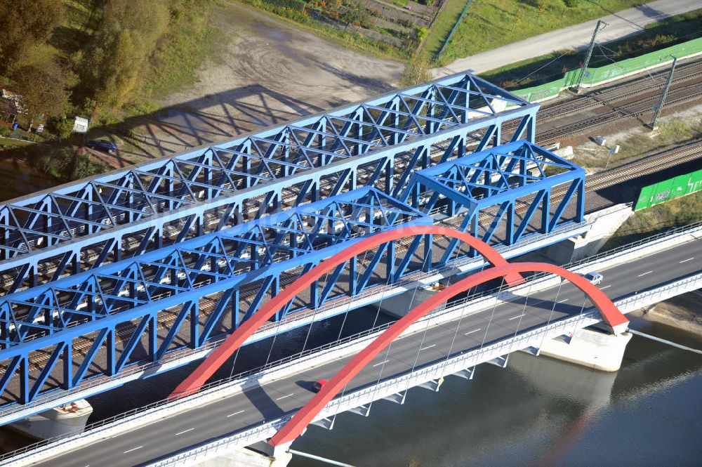 Luftbild Rathenow - Der Neubau der Eisenbahn- und Straßenüberführung Havelbrücke in Rathenow