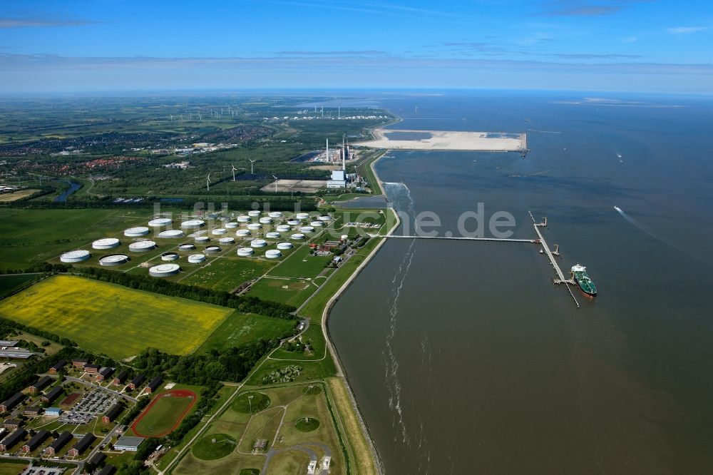 Wilhelmshaven aus der Vogelperspektive: Der NWO-Ölhafen im Industriegebiet des Rüstersieler Grodens und des Voslapper Grodens in Wilhelmshaven im Bundesland Niedersachsen