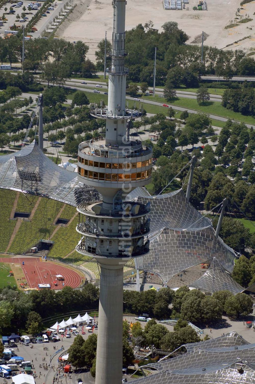 Luftaufnahme München - Der Olympiaturm ist ein Fernsehturm in München und eines der Wahrzeichen des Olympiaparks