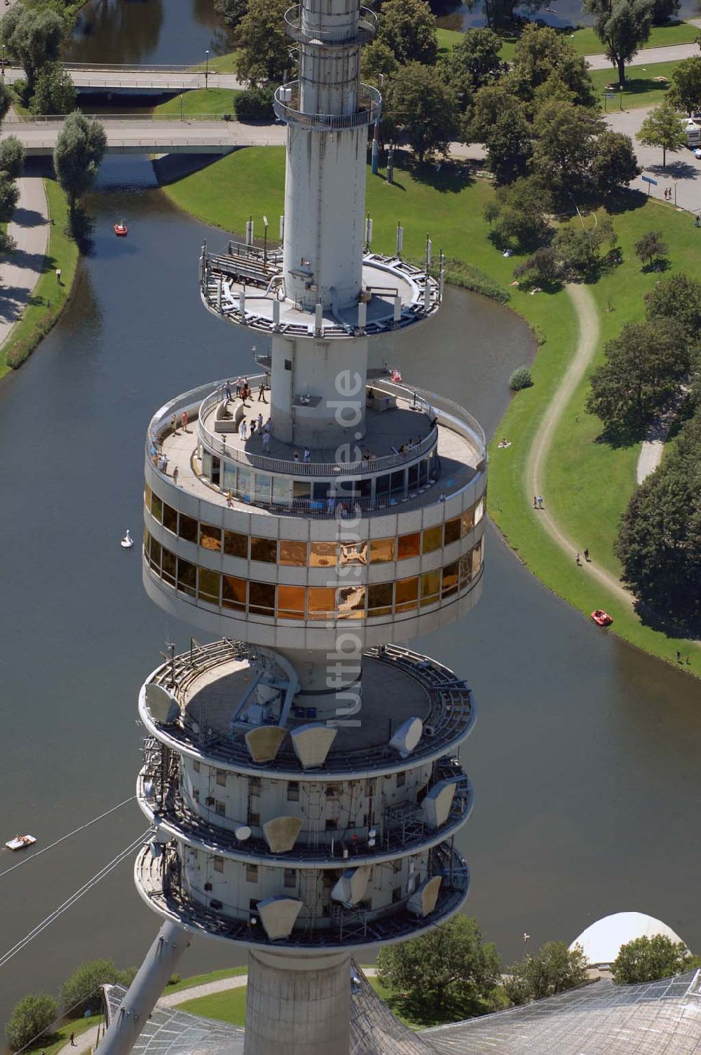 München von oben - Der Olympiaturm ist ein Fernsehturm in München und eines der Wahrzeichen des Olympiaparks