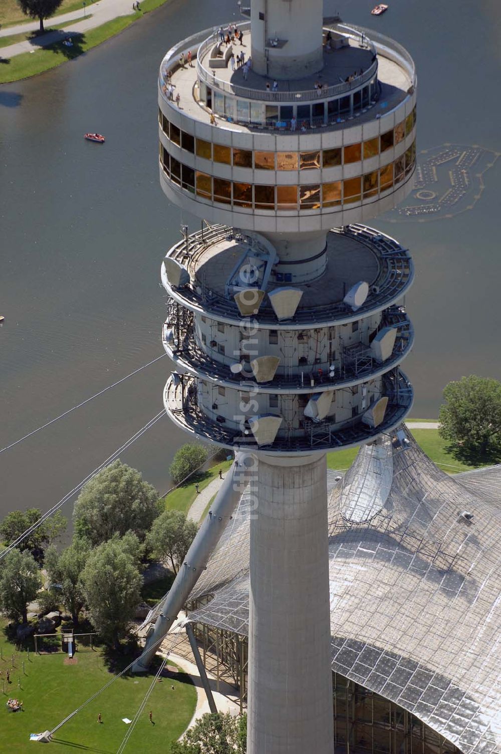 München aus der Vogelperspektive: Der Olympiaturm ist ein Fernsehturm in München und eines der Wahrzeichen des Olympiaparks