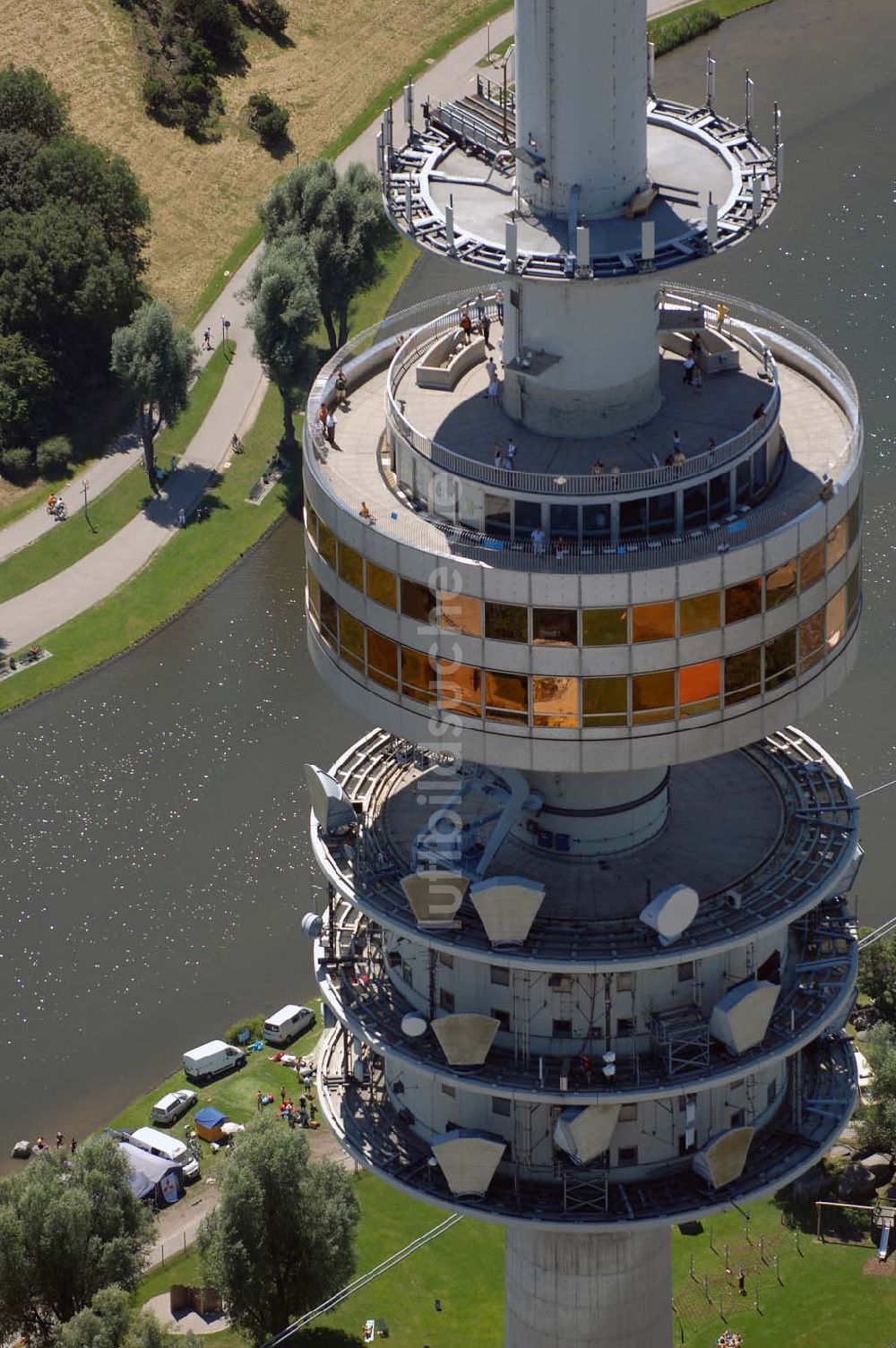 Luftaufnahme München - Der Olympiaturm ist ein Fernsehturm in München und eines der Wahrzeichen des Olympiaparks