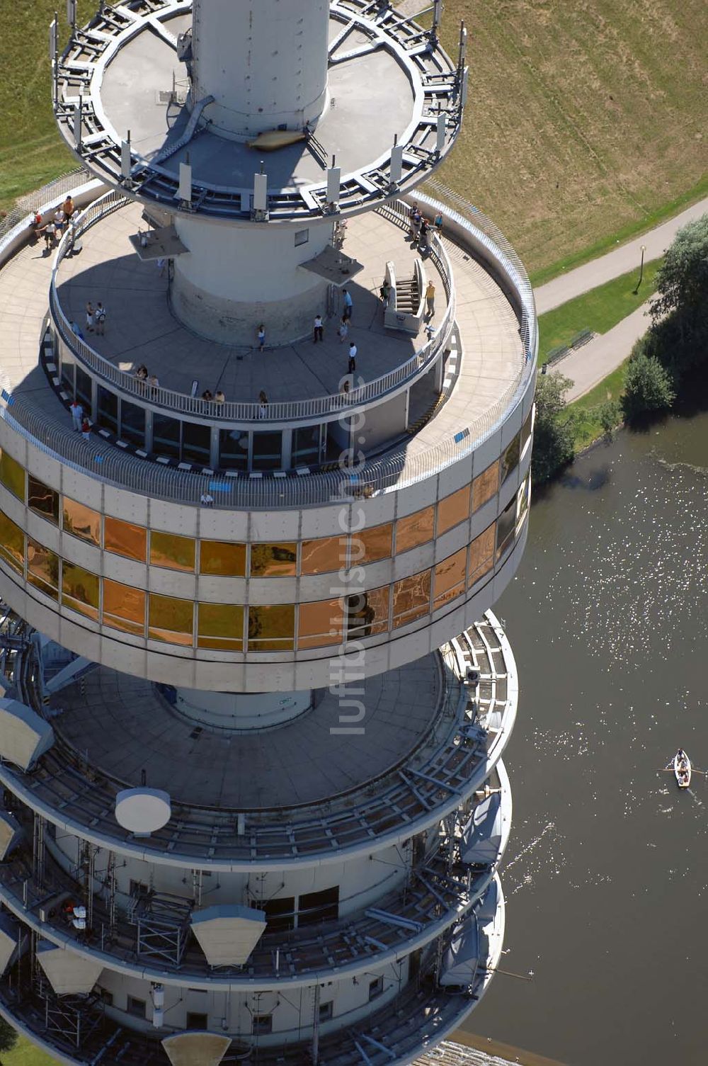 München von oben - Der Olympiaturm ist ein Fernsehturm in München und eines der Wahrzeichen des Olympiaparks