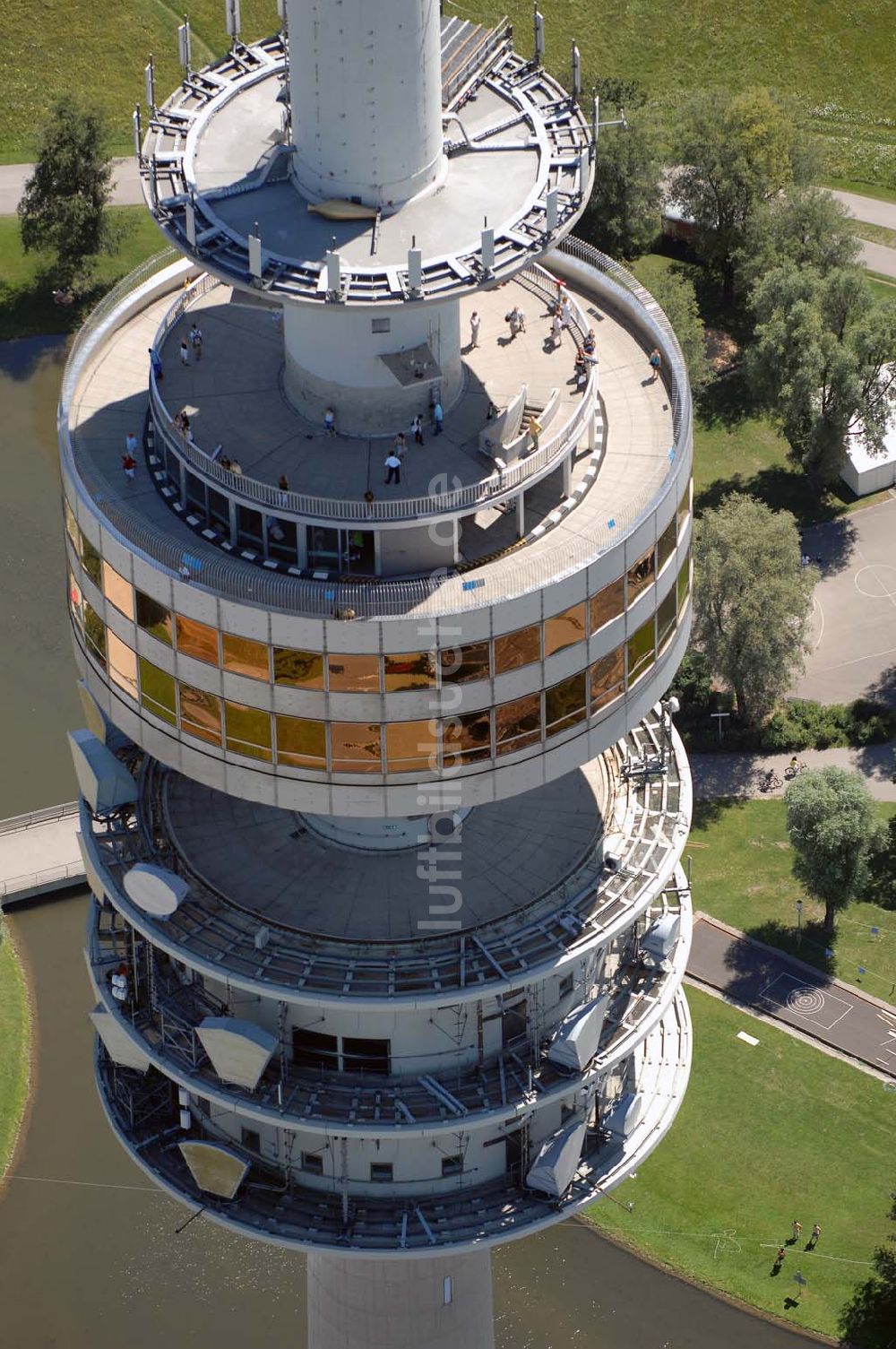 München aus der Vogelperspektive: Der Olympiaturm ist ein Fernsehturm in München und eines der Wahrzeichen des Olympiaparks