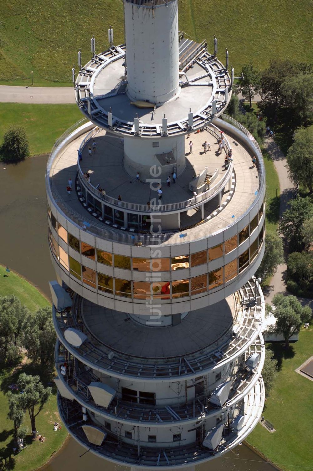 Luftbild München - Der Olympiaturm ist ein Fernsehturm in München und eines der Wahrzeichen des Olympiaparks