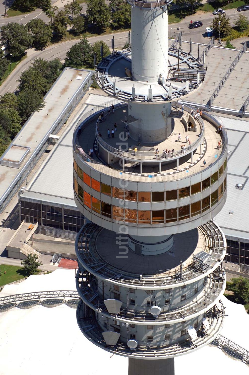 Luftaufnahme München - Der Olympiaturm ist ein Fernsehturm in München und eines der Wahrzeichen des Olympiaparks