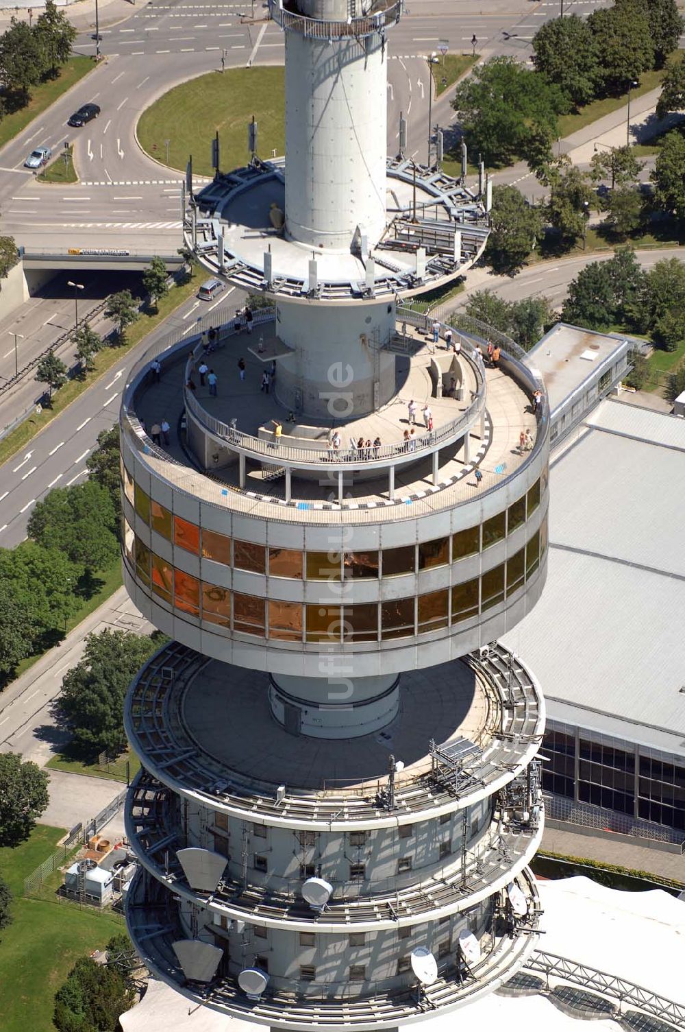 München von oben - Der Olympiaturm ist ein Fernsehturm in München und eines der Wahrzeichen des Olympiaparks