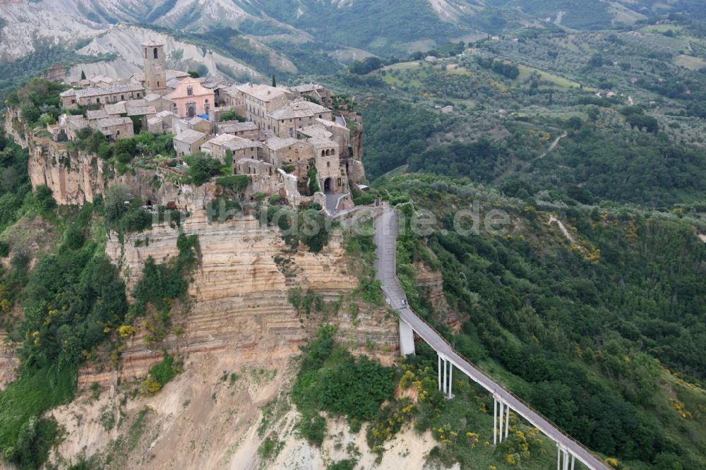 Luftaufnahme Bagnoregio - Der Ortsteil Civita di Bagnoregio von Bagnoregio in Latium in Italien