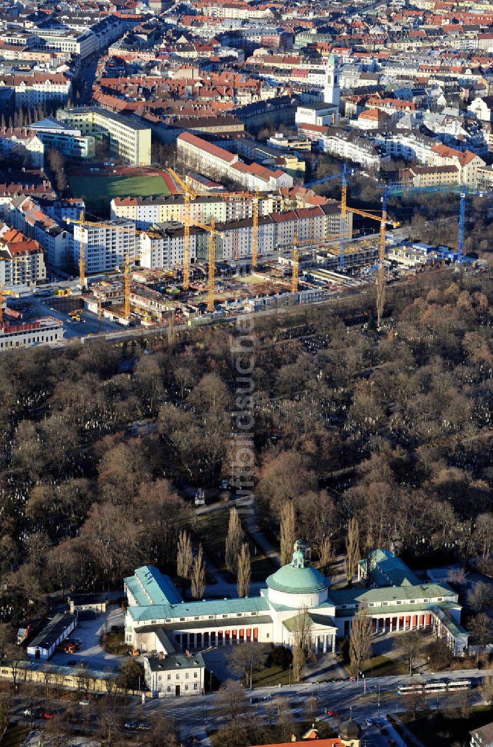 Luftbild München-Obergiesing - Der Ostfriedhof am Sankt-Martins-Platz in München-Obergiesing