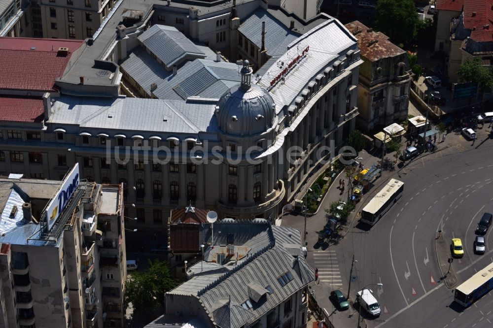 Bukarest aus der Vogelperspektive: Der Palast der Handelsakademie am Platz Piata Romana im Sektor 1 im Zentrum von Bukarest in Rumänien