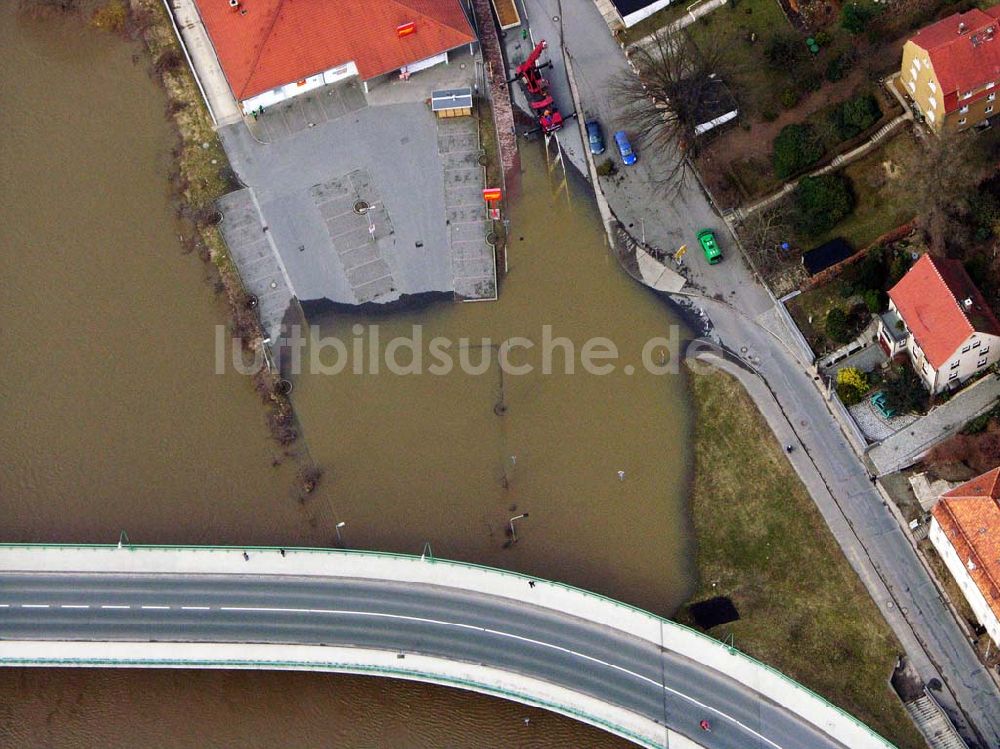 Luftaufnahme Bad Schandau - Der Pennymarkt in Bad Schandau im Hochwasser der Elbe