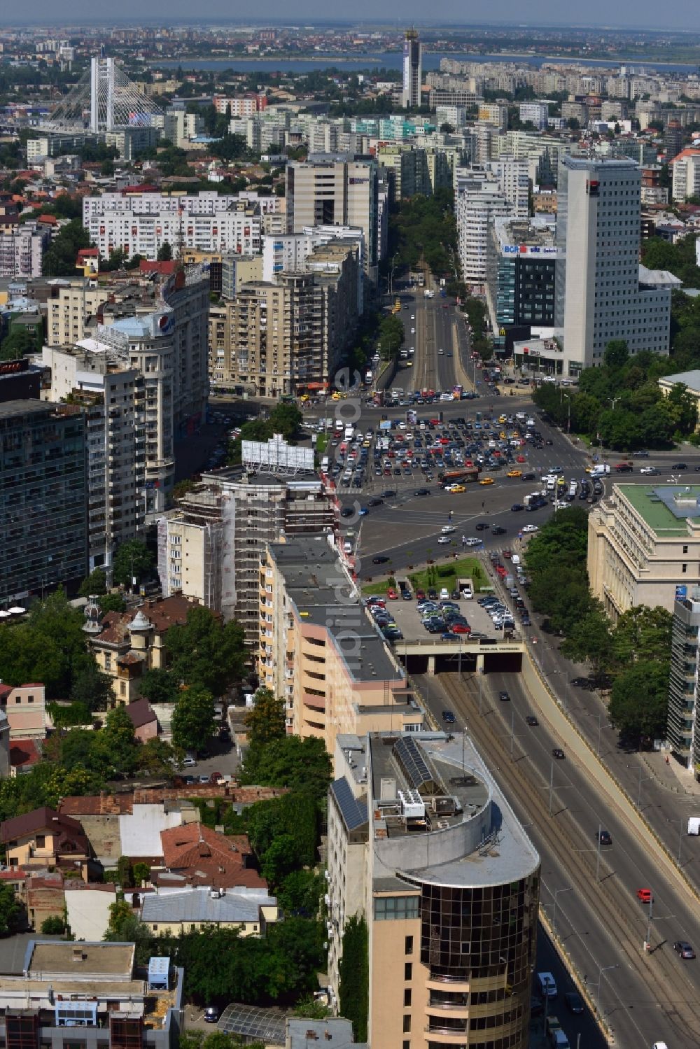 Luftaufnahme Bukarest - Der Platz Piata Victoriei, der Siegesplatz, im Sektor 1 in Bukarest in Rumänien