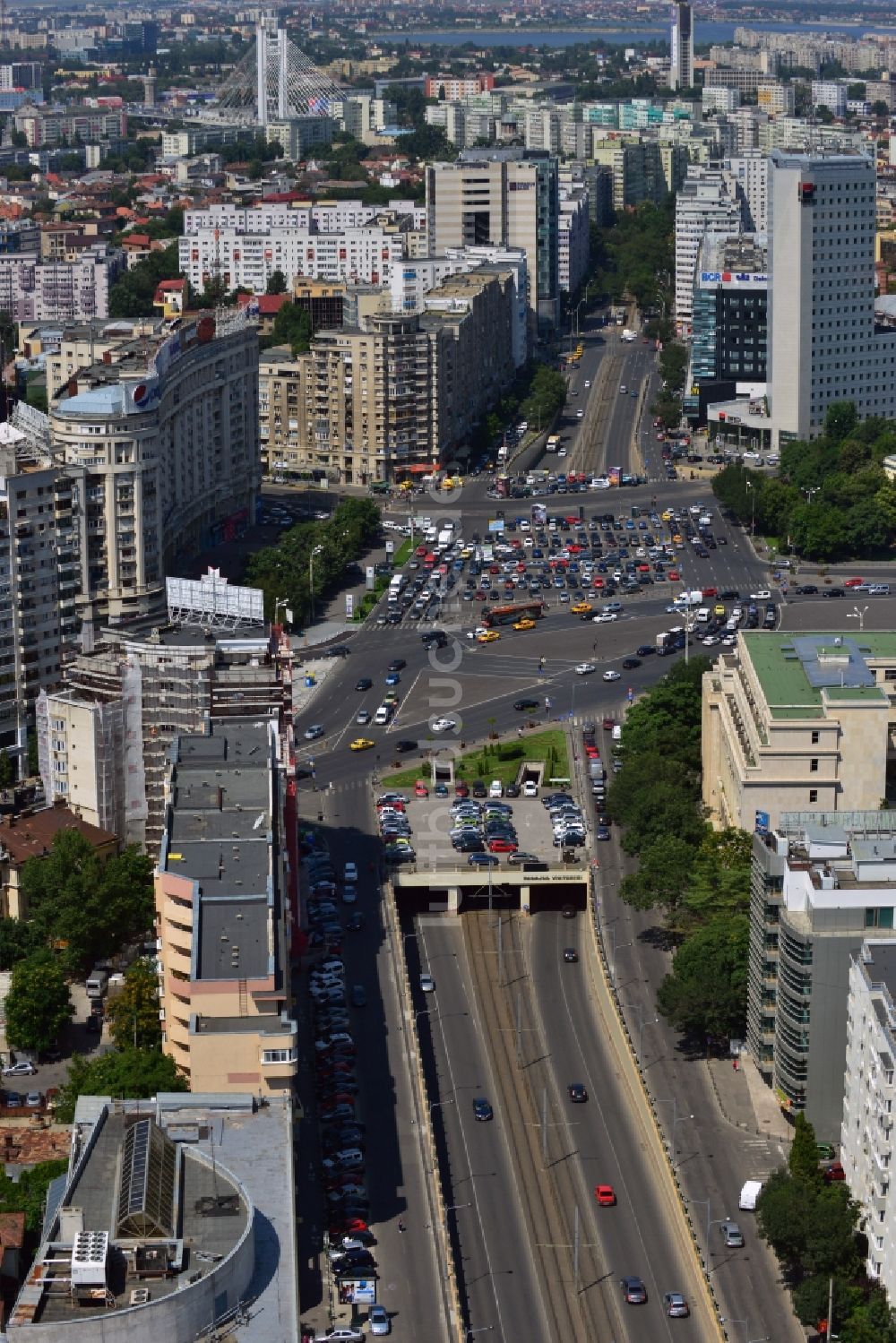 Bukarest von oben - Der Platz Piata Victoriei, der Siegesplatz, im Sektor 1 in Bukarest in Rumänien