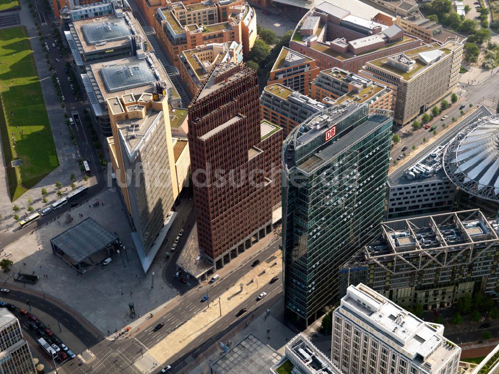 Berlin von oben - Der Potsdamer Platz mit dem Kollhoff-Tower, dem Bahntower und dem Quartier Daimler