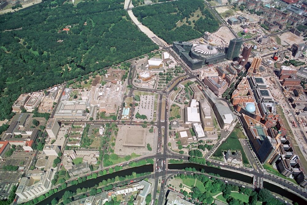 Luftbild Berlin - Der Potsdamer Platz, das Kulturforum und Teile des Botschaftsviertels am Tiergarten in Berlin-Mitte