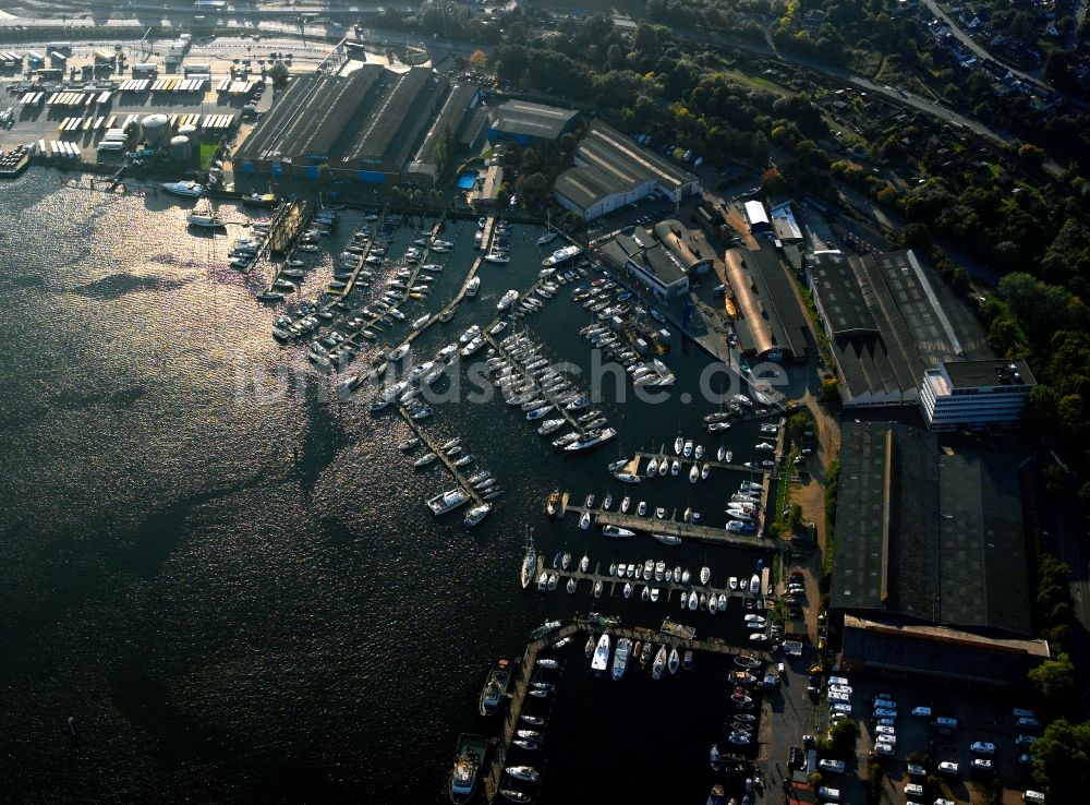 Luftbild Lübeck - Der Priwall Hafen im Stadtteil Travemünde in Lübeck im Bundesland Schleswig-Holstein