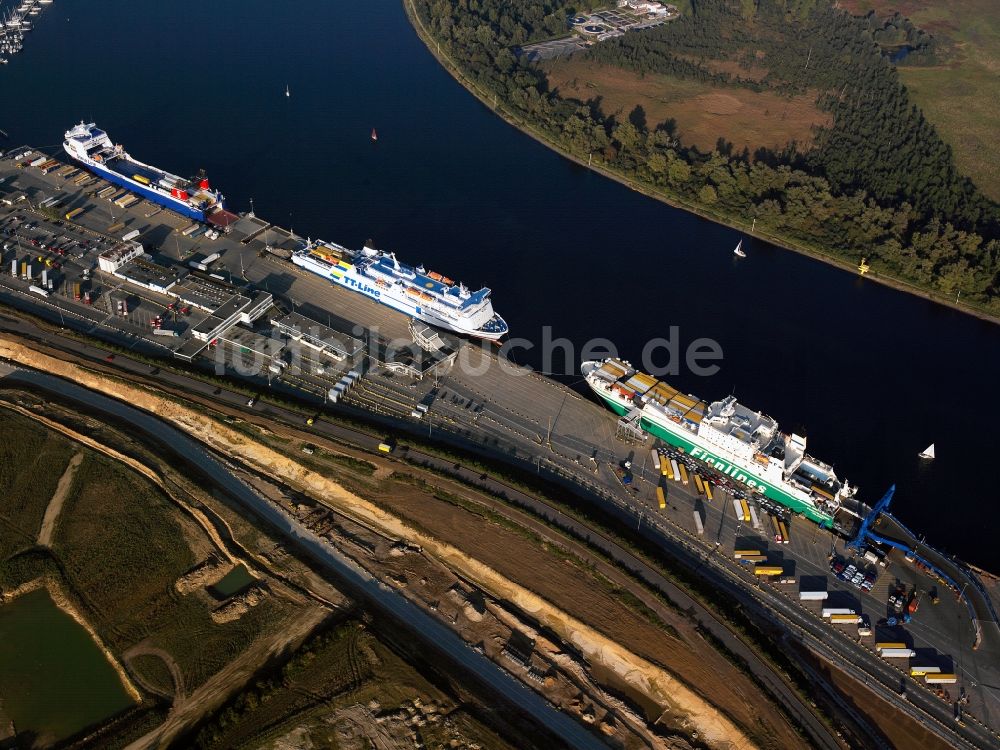 Luftaufnahme Lübeck - Der Priwall Hafen im Stadtteil Travemünde in Lübeck im Bundesland Schleswig-Holstein