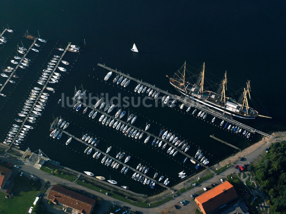 Luftaufnahme Lübeck - Der Priwall Hafen im Stadtteil Travemünde in Lübeck im Bundesland Schleswig-Holstein