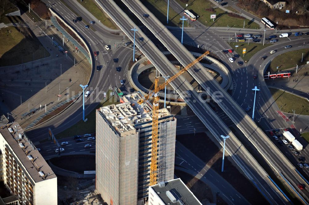 Halle / Saale aus der Vogelperspektive: Der Rückbau eines der Zwillingswohntürme am Riebeckplatz 10 in Halle an der Saale