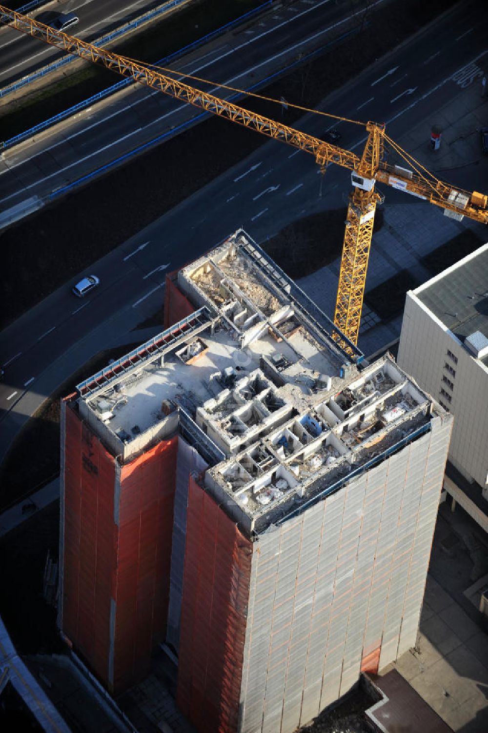 Halle / Saale aus der Vogelperspektive: Der Rückbau eines der Zwillingswohntürme am Riebeckplatz 10 in Halle an der Saale