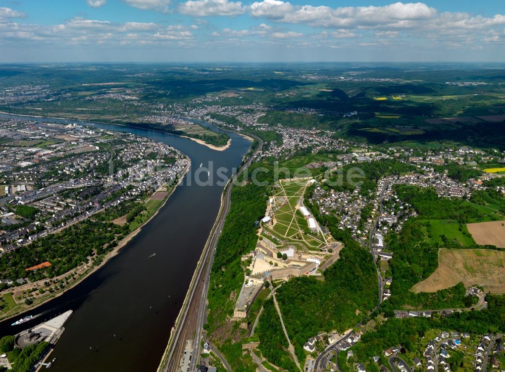 Koblenz von oben - Der Rhein in Koblenz im Bundesland Rheinland-Pfalz