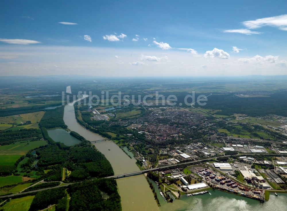 Speyer aus der Vogelperspektive: Der Rhein und seine Umgebung im Stadtgebiet von Speyer im Bundesland Rheinland-Pfalz